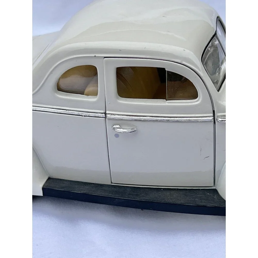 MotorMax 1940 Ford Deluxe Coupe Diecast Model 1:18 Cream Car Collectible Autos
